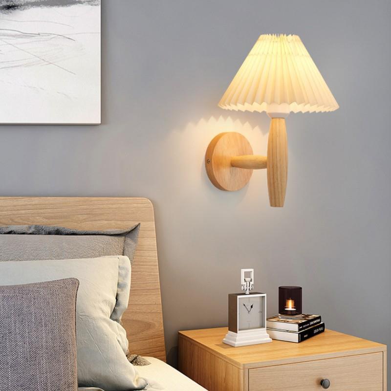 Applique murale moderne minimaliste à colonne plissée en bois avec un abat-jour plissé à 1 lumière pour salon 