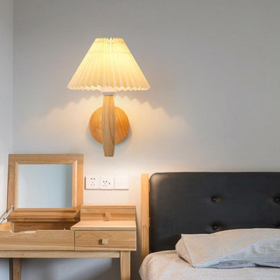 Applique murale moderne minimaliste à colonne plissée en bois avec un abat-jour plissé à 1 lumière pour salon 