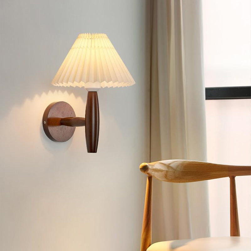 Applique murale moderne minimaliste à colonne plissée en bois avec un abat-jour plissé à 1 lumière pour salon 