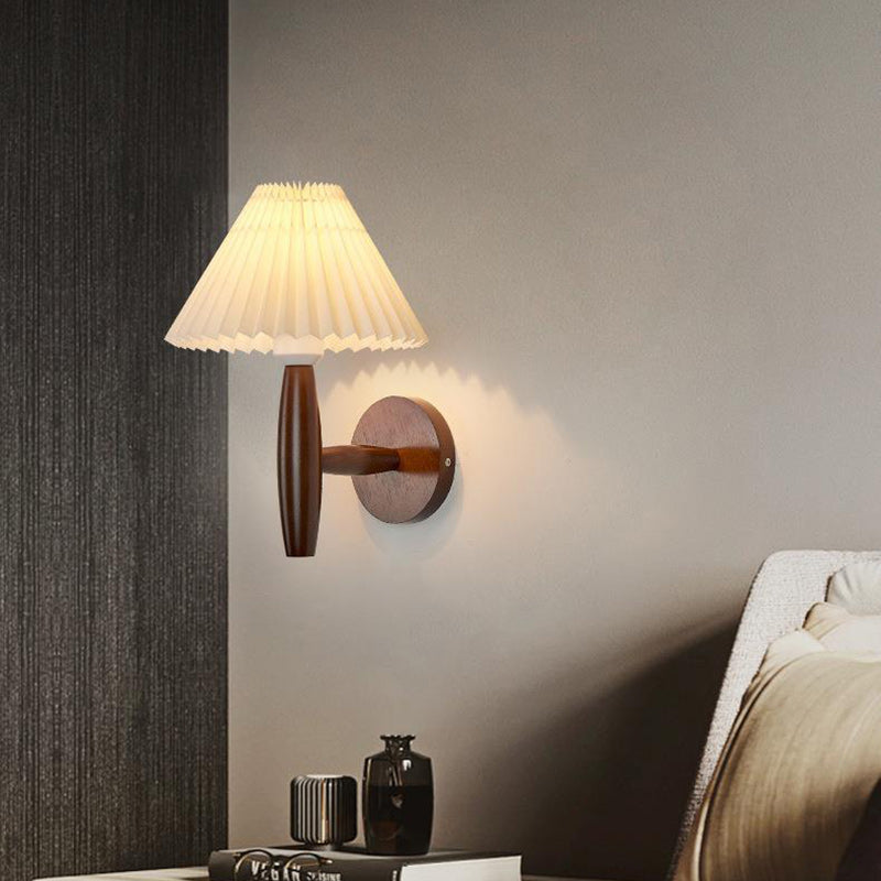 Applique murale moderne minimaliste à colonne plissée en bois avec un abat-jour plissé à 1 lumière pour salon 