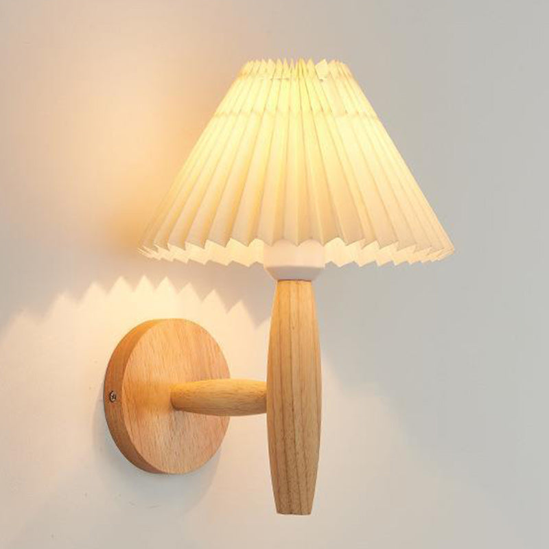 Applique murale moderne minimaliste à colonne plissée en bois avec un abat-jour plissé à 1 lumière pour salon 