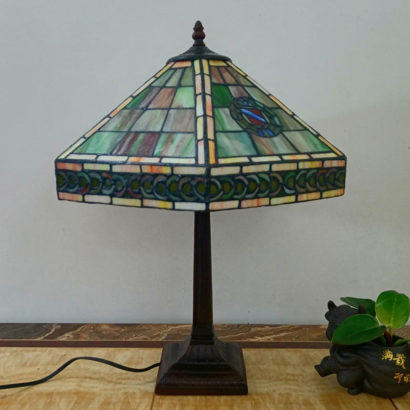 Lámpara de mesa tradicional Tiffany de 1 luz con pantalla cónica cuadrada de vidrio y resina para sala de estar 
