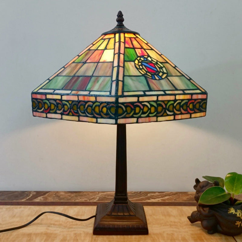 Lámpara de mesa tradicional Tiffany de 1 luz con pantalla cónica cuadrada de vidrio y resina para sala de estar 
