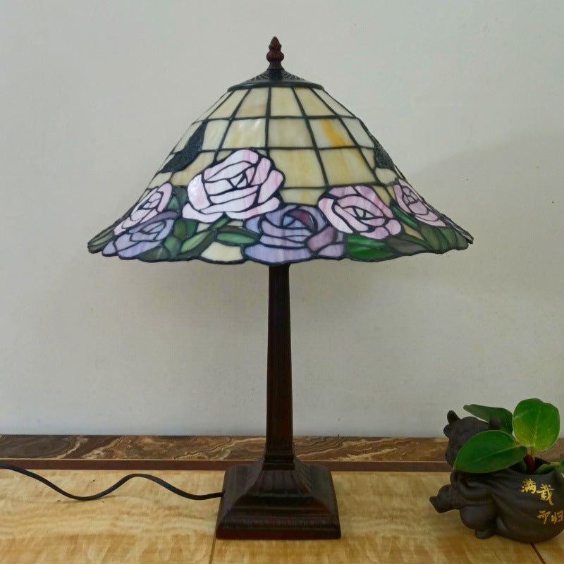 Lámpara de mesa tradicional Tiffany de 1 luz con pantalla cónica cuadrada de vidrio y resina para sala de estar 