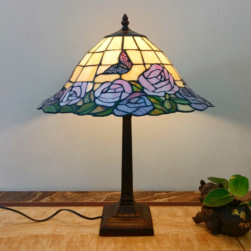 Lámpara de mesa tradicional Tiffany de 1 luz con pantalla cónica cuadrada de vidrio y resina para sala de estar 