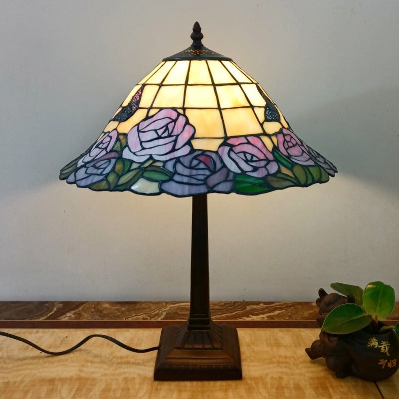 Lámpara de mesa tradicional Tiffany de 1 luz con pantalla cónica cuadrada de vidrio y resina para sala de estar 