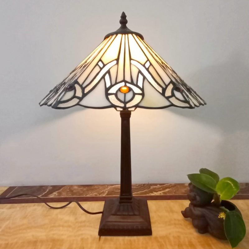 Lámpara de mesa tradicional Tiffany de 1 luz con pantalla cónica cuadrada de vidrio y resina para sala de estar 