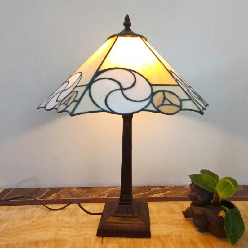 Lámpara de mesa tradicional Tiffany de 1 luz con pantalla cónica cuadrada de vidrio y resina para sala de estar 