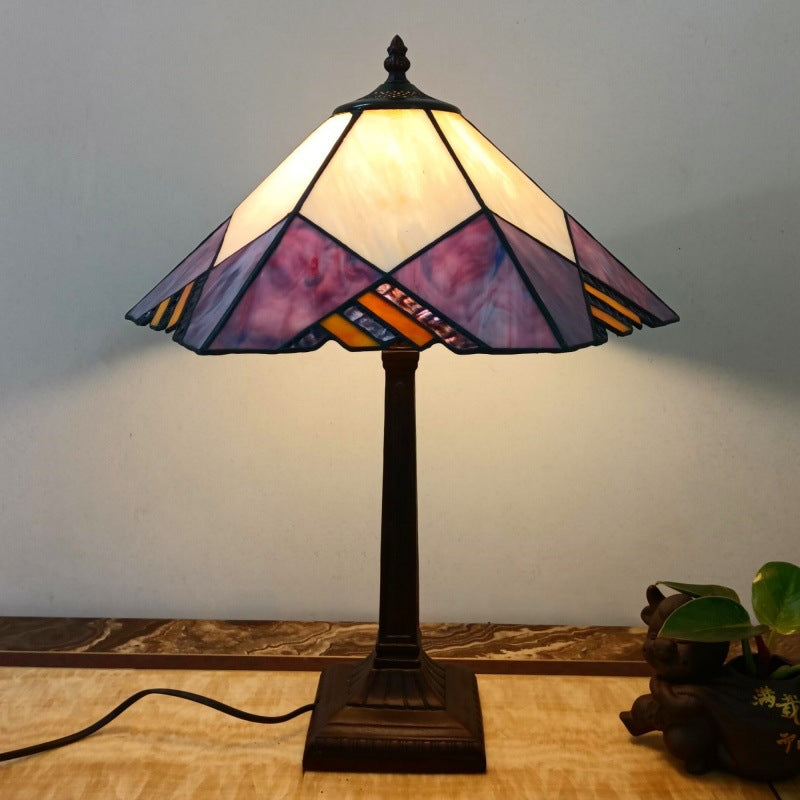 Lámpara de mesa tradicional Tiffany de 1 luz con pantalla cónica cuadrada de vidrio y resina para sala de estar 