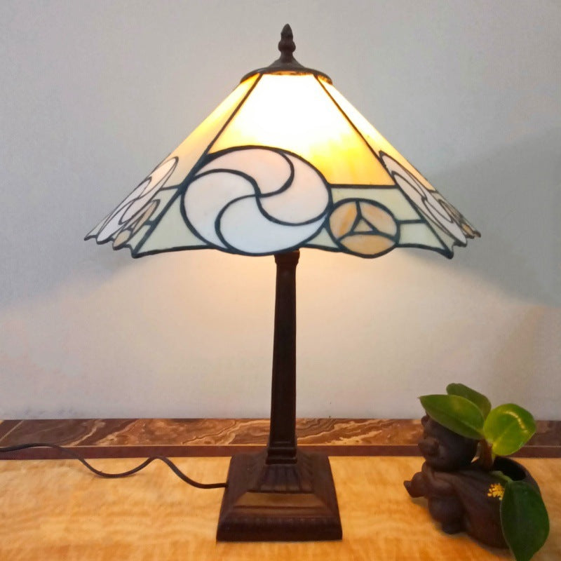 Lámpara de mesa tradicional Tiffany de 1 luz con pantalla cónica cuadrada de vidrio y resina para sala de estar 