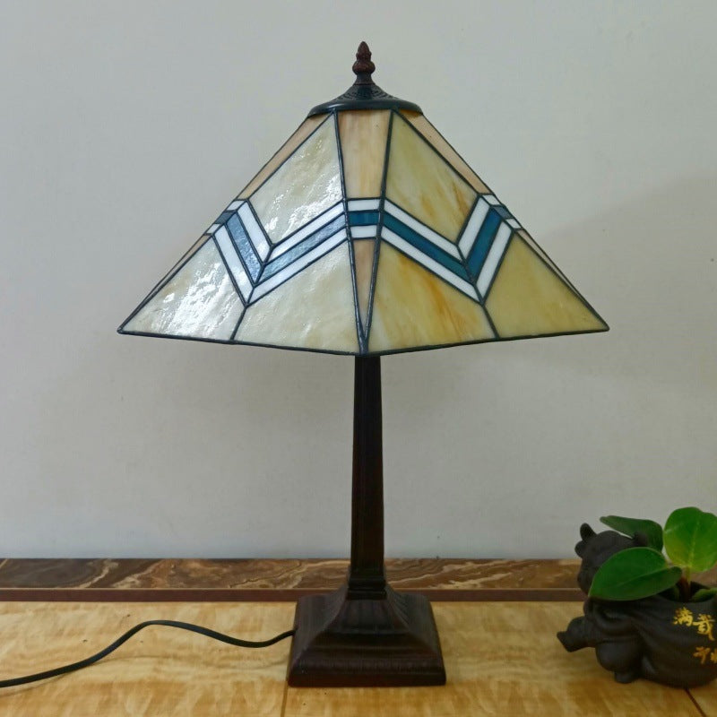 Lámpara de mesa tradicional Tiffany de 1 luz con pantalla cónica cuadrada de vidrio y resina para sala de estar 