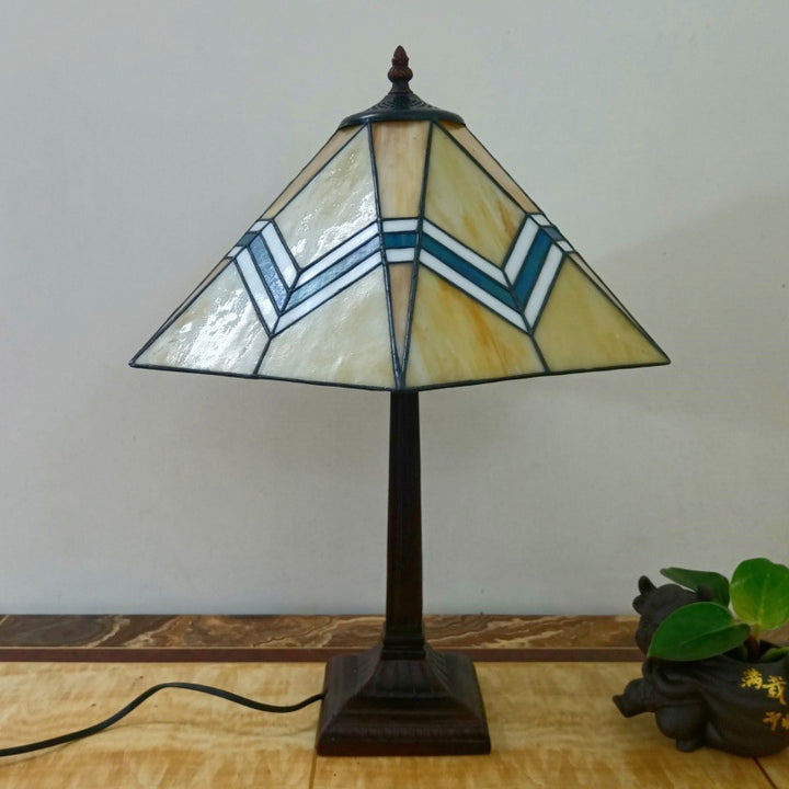 Lámpara de mesa tradicional Tiffany de 1 luz con pantalla cónica cuadrada de vidrio y resina para sala de estar 