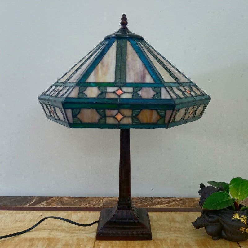 Lámpara de mesa tradicional Tiffany de 1 luz con pantalla cónica cuadrada de vidrio y resina para sala de estar 