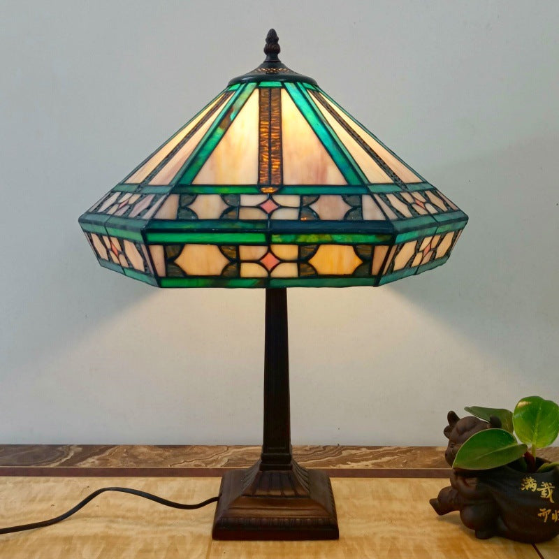 Lámpara de mesa tradicional Tiffany de 1 luz con pantalla cónica cuadrada de vidrio y resina para sala de estar 