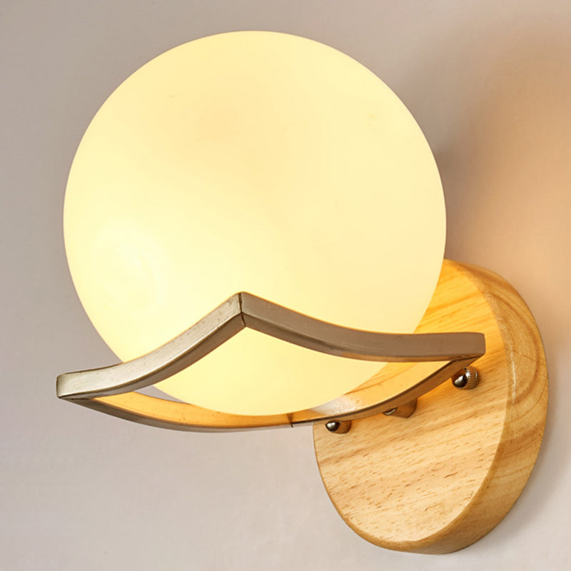 Zeitgenössische skandinavische Orb Runde Glas Holz Metall 1-Licht Wandleuchte Lampe für Wohnzimmer 