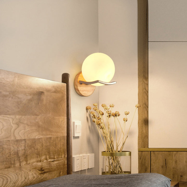 Zeitgenössische skandinavische Orb Runde Glas Holz Metall 1-Licht Wandleuchte Lampe für Wohnzimmer 