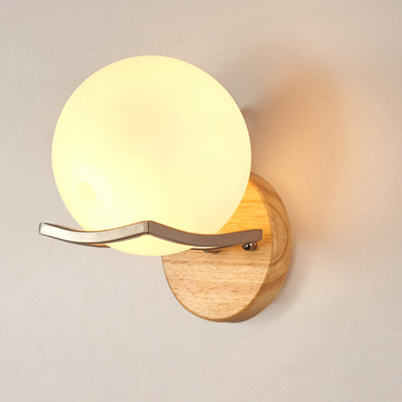 Zeitgenössische skandinavische Orb Runde Glas Holz Metall 1-Licht Wandleuchte Lampe für Wohnzimmer 
