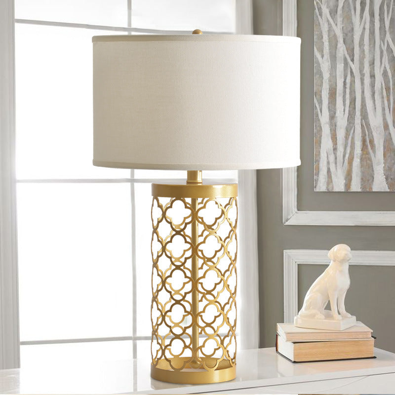 Lampe de table 1 lumière en métal avec tissu découpé en cylindre rond minimaliste moderne pour chambre 
