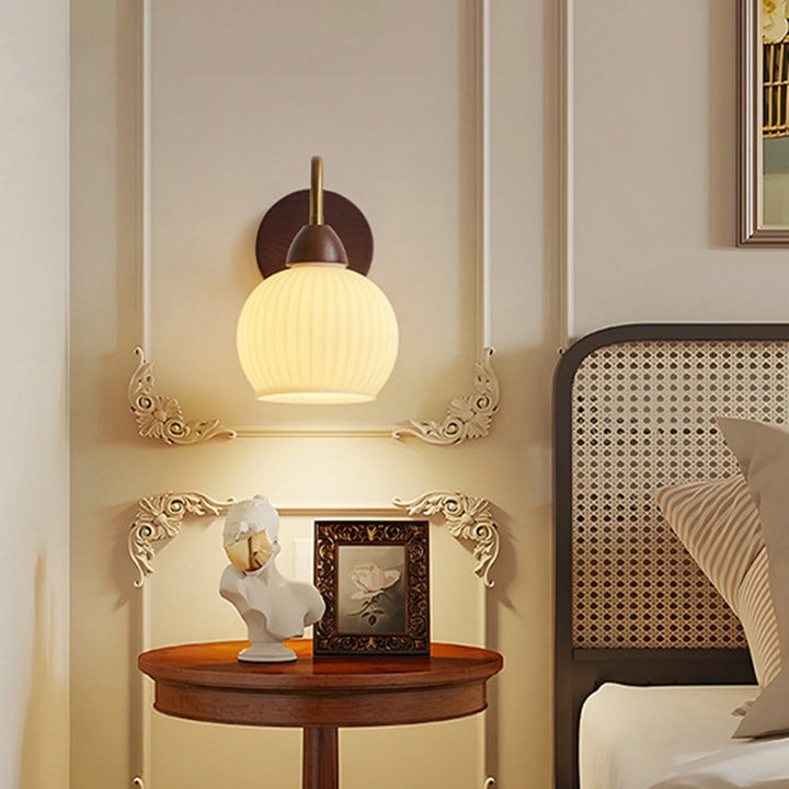 Applique murale 1 lumière en bois de frêne avec verre plissé demi-rond vintage traditionnel pour chambre 