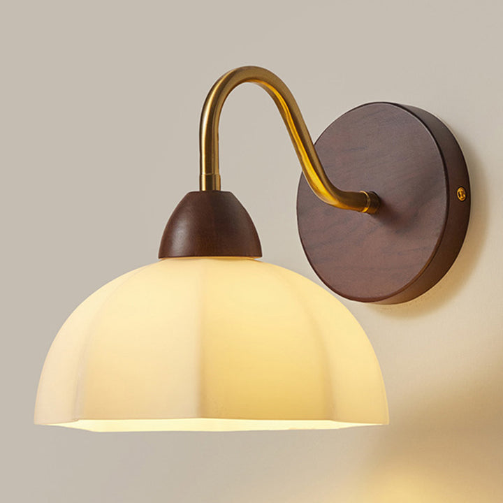 Applique murale 1 lumière en bois de frêne avec verre plissé demi-rond vintage traditionnel pour chambre 