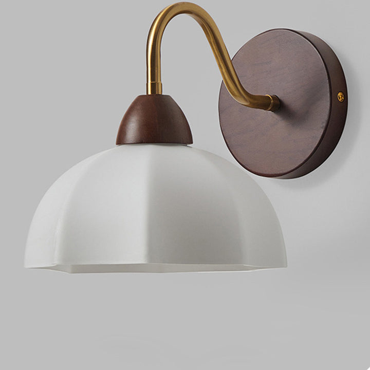 Applique murale 1 lumière en bois de frêne avec verre plissé demi-rond vintage traditionnel pour chambre 