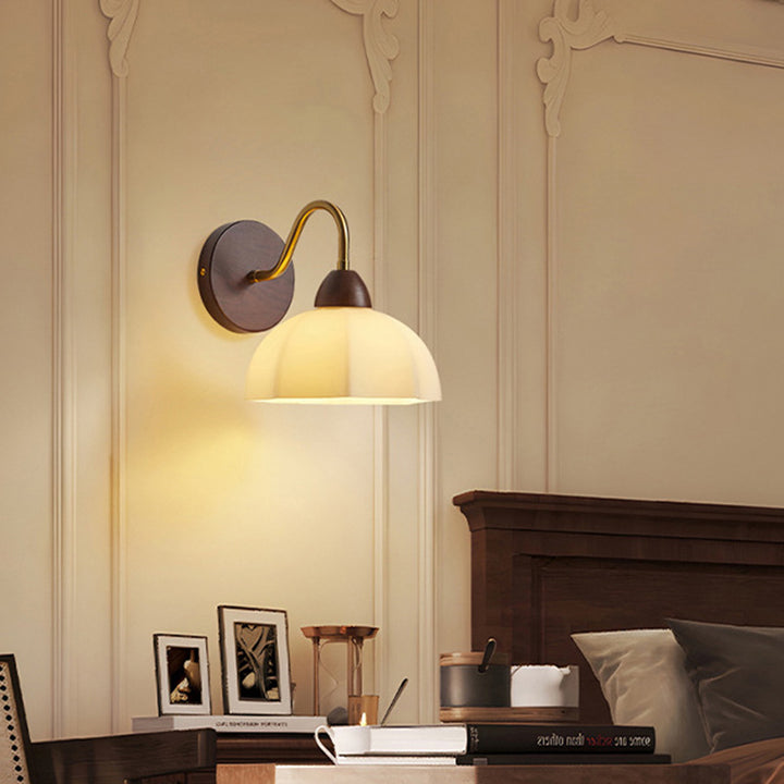 Applique murale 1 lumière en bois de frêne avec verre plissé demi-rond vintage traditionnel pour chambre 