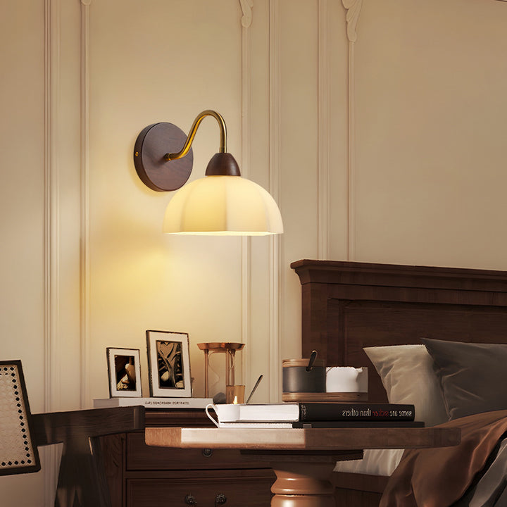 Applique murale 1 lumière en bois de frêne avec verre plissé demi-rond vintage traditionnel pour chambre 
