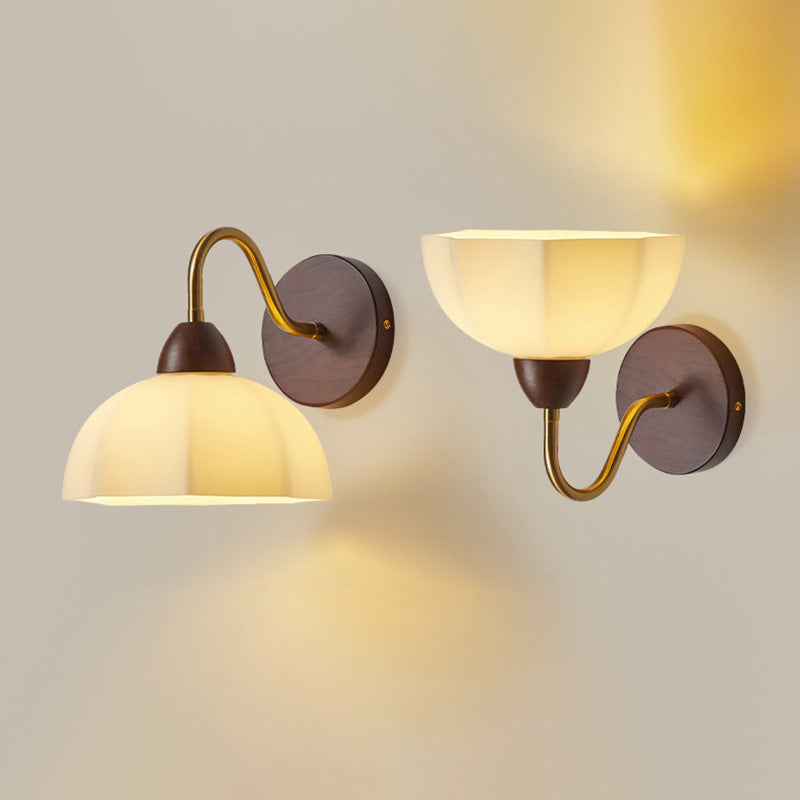 Applique murale 1 lumière en bois de frêne avec verre plissé demi-rond vintage traditionnel pour chambre 