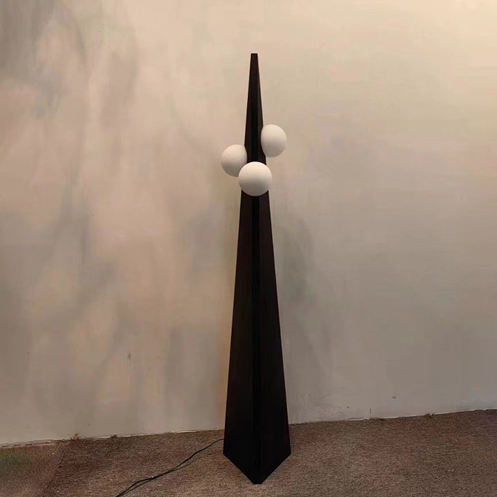 Lámpara de pie moderna minimalista de cono triangular con frijol mágico de vidrio y hierro de 3 luces para sala de estar 