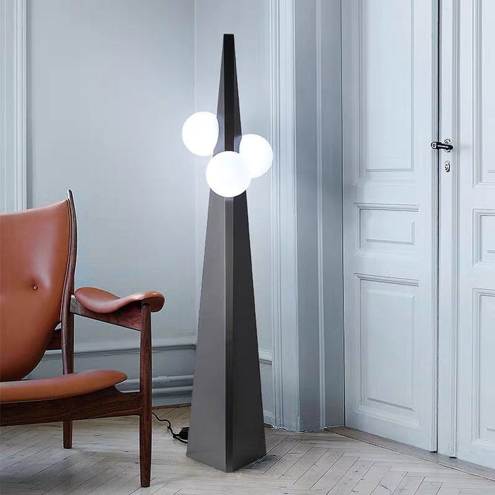 Lámpara de pie moderna minimalista de cono triangular con frijol mágico de vidrio y hierro de 3 luces para sala de estar 