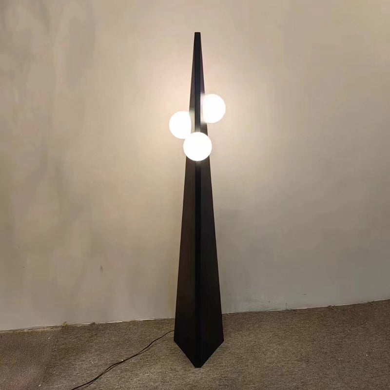 Lámpara de pie moderna minimalista de cono triangular con frijol mágico de vidrio y hierro de 3 luces para sala de estar 