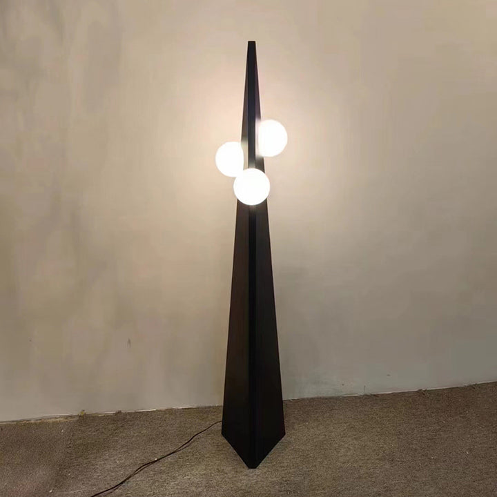 Lámpara de pie moderna minimalista de cono triangular con frijol mágico de vidrio y hierro de 3 luces para sala de estar 
