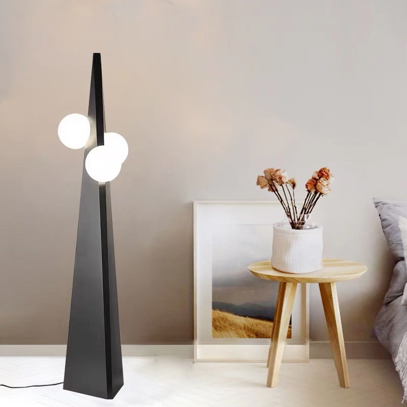 Lámpara de pie moderna minimalista de cono triangular con frijol mágico de vidrio y hierro de 3 luces para sala de estar 