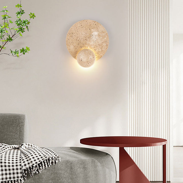 Applique murale LED contemporaine scandinave ronde en travertin jaune pour salon 