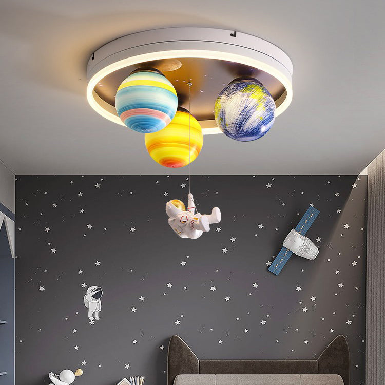 Moderne Art Deco Kinderplanet Astronaut Runde Acrylharz Eisen LED Deckenleuchte für Schlafzimmer 