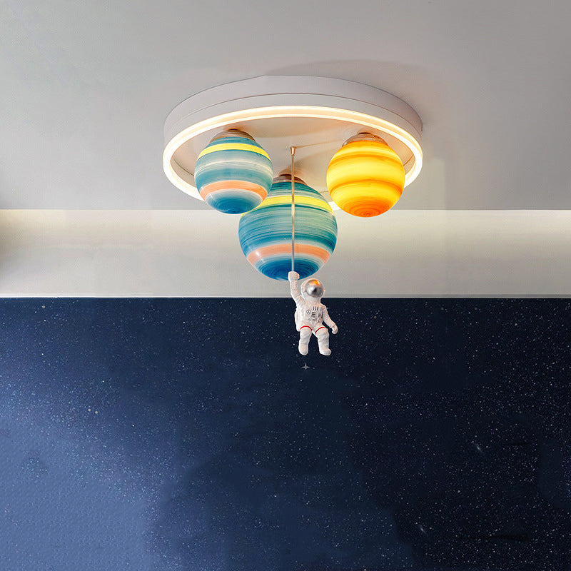 Moderne Art Deco Kinderplanet Astronaut Runde Harz Eisen LED Deckenleuchte für Wohnzimmer 