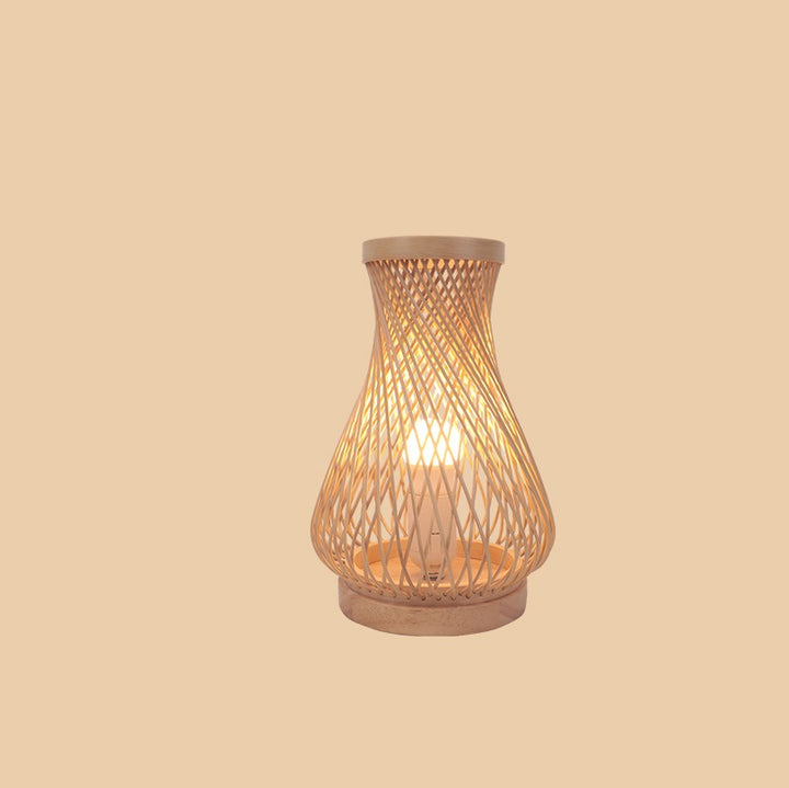 Lampe de table traditionnelle japonaise à une lumière avec petit abat-jour rond en bambou ajouré pour chambre à coucher 