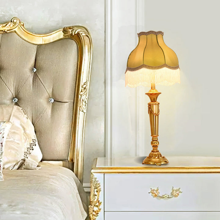 Traditionelle französische Fransenrunde Zylinderstoff Messing 1-Licht Tischlampe für Wohnzimmer 