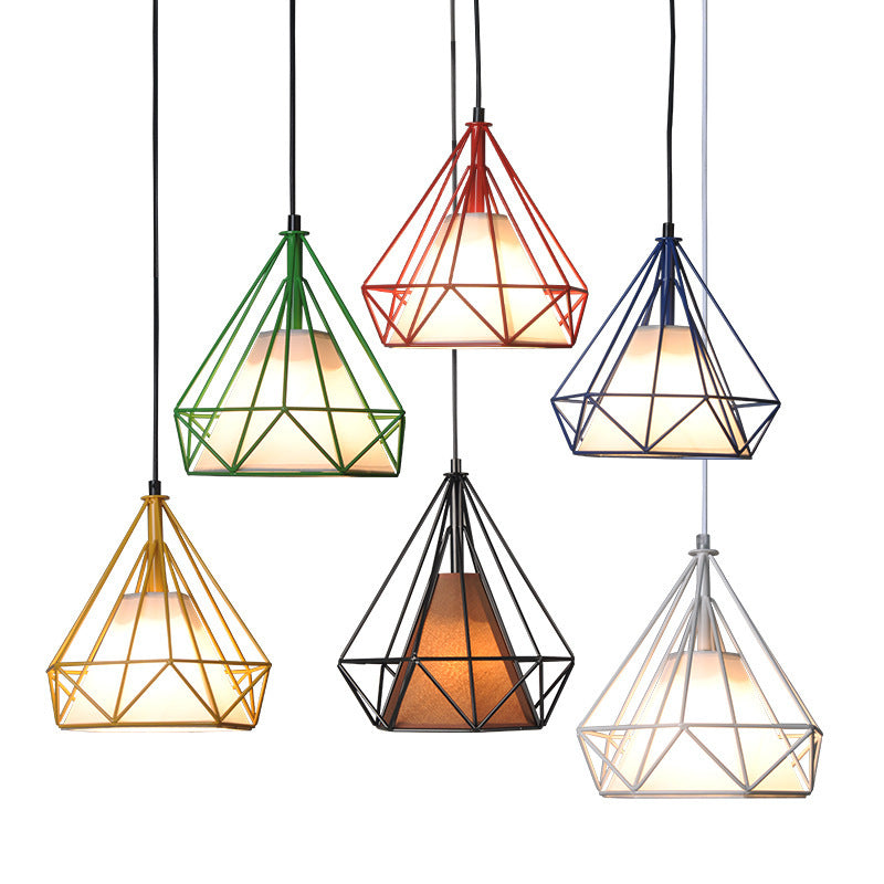 Zeitgenössische industrielle dreieckige Kegel-prismatische Stoffeisen 1-Licht Pendelleuchte für das Wohnzimmer 