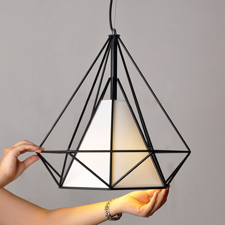 Zeitgenössische industrielle dreieckige Kegel-prismatische Stoffeisen 1-Licht Pendelleuchte für das Wohnzimmer 