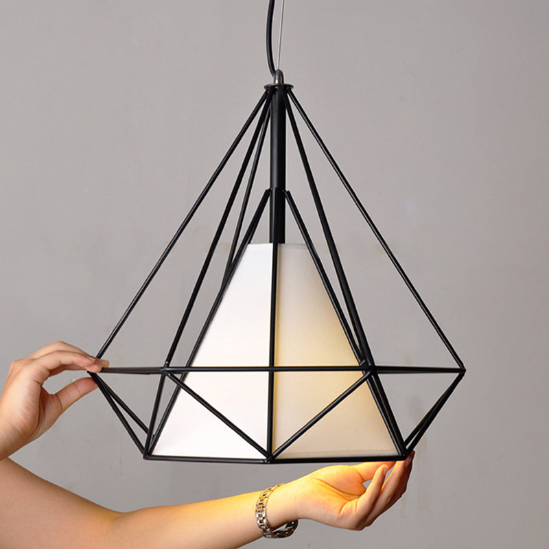Zeitgenössische industrielle dreieckige Kegel-prismatische Stoffeisen 1-Licht Pendelleuchte für das Wohnzimmer 