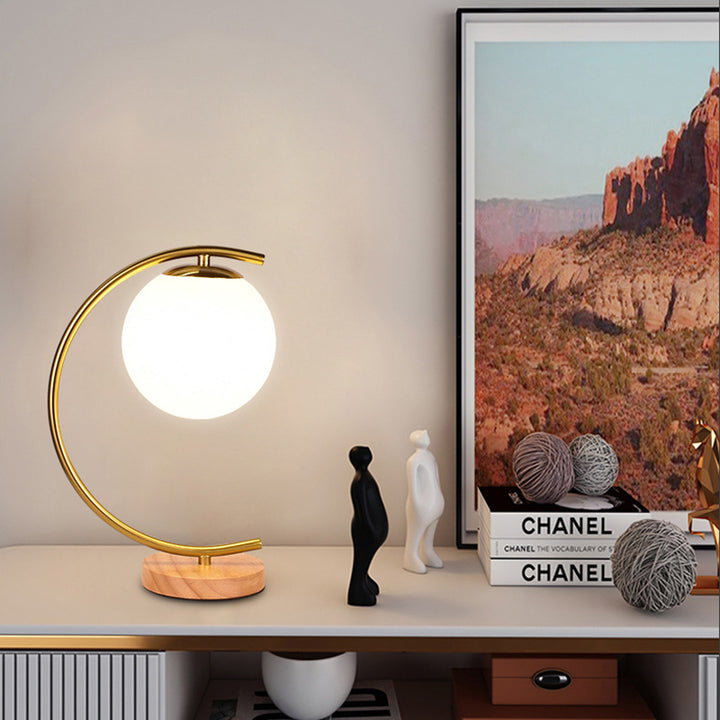 Zeitgenössische skandinavische Kugel gebogene runde Glas Eisen Massivholz 1-Licht Tischlampe für das Wohnzimmer 