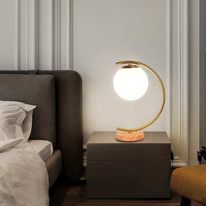 Zeitgenössische skandinavische Kugel gebogene runde Glas Eisen Massivholz 1-Licht Tischlampe für das Wohnzimmer 