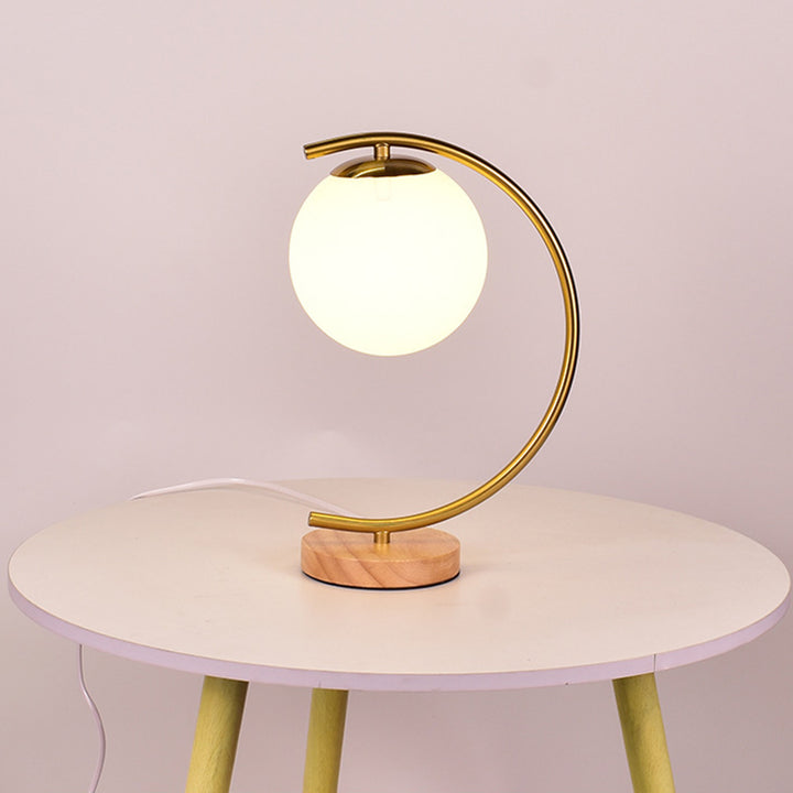 Zeitgenössische skandinavische Kugel gebogene runde Glas Eisen Massivholz 1-Licht Tischlampe für das Wohnzimmer 