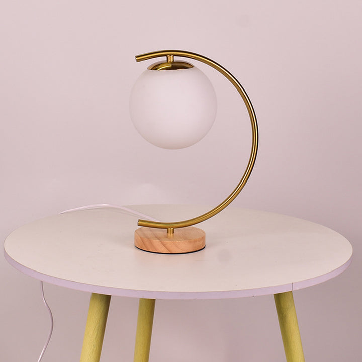 Zeitgenössische skandinavische Kugel gebogene runde Glas Eisen Massivholz 1-Licht Tischlampe für das Wohnzimmer 