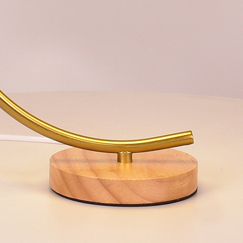 Zeitgenössische skandinavische Kugel gebogene runde Glas Eisen Massivholz 1-Licht Tischlampe für das Wohnzimmer 