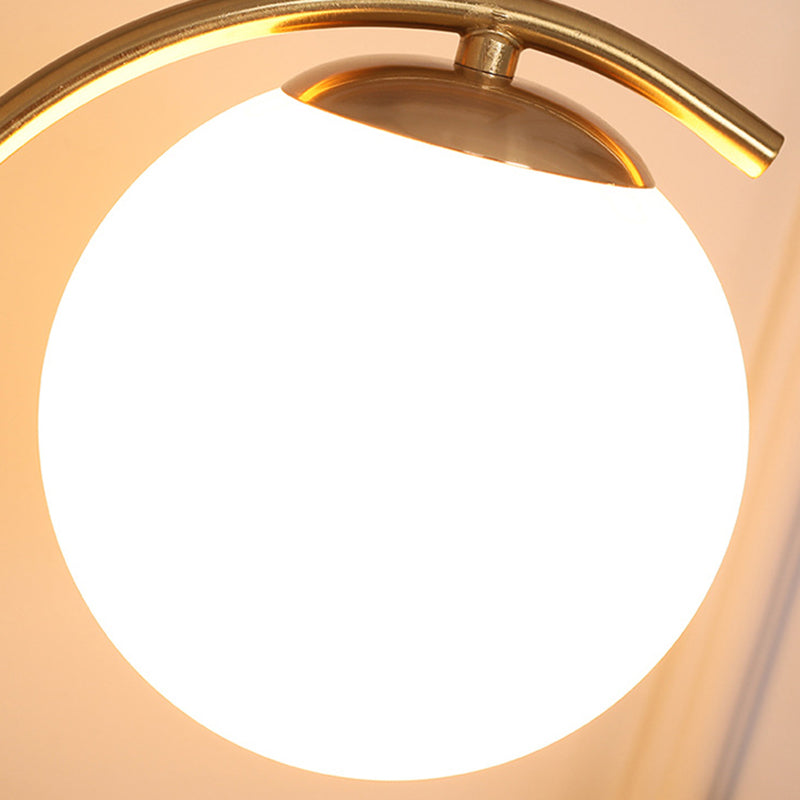 Zeitgenössische skandinavische Kugel gebogene runde Glas Eisen Massivholz 1-Licht Tischlampe für das Wohnzimmer 