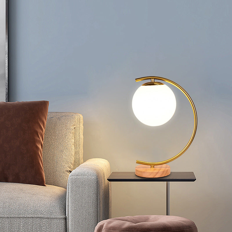 Zeitgenössische skandinavische Kugel gebogene runde Glas Eisen Massivholz 1-Licht Tischlampe für das Wohnzimmer 