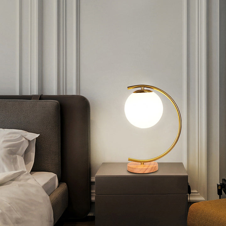 Zeitgenössische skandinavische Kugel gebogene runde Glas Eisen Massivholz 1-Licht Tischlampe für das Wohnzimmer 