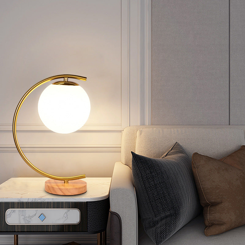 Zeitgenössische skandinavische Kugel gebogene runde Glas Eisen Massivholz 1-Licht Tischlampe für das Wohnzimmer 